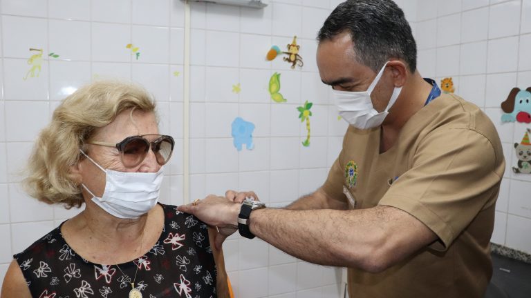 Aplicação da vacina bi valente em idosos.