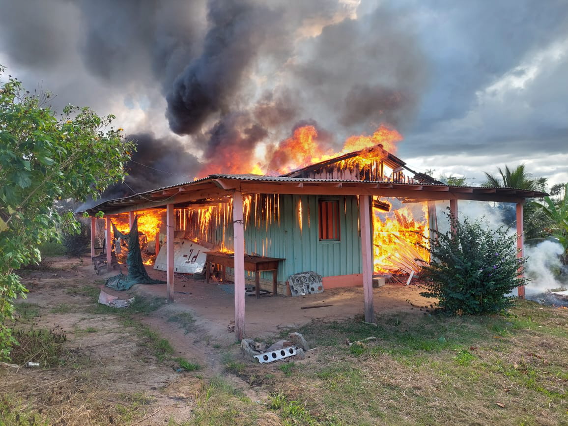 Casa do garimpo ilegal destruída durante operação de retirada dos garimpeiros da terra indígena Yanomami 