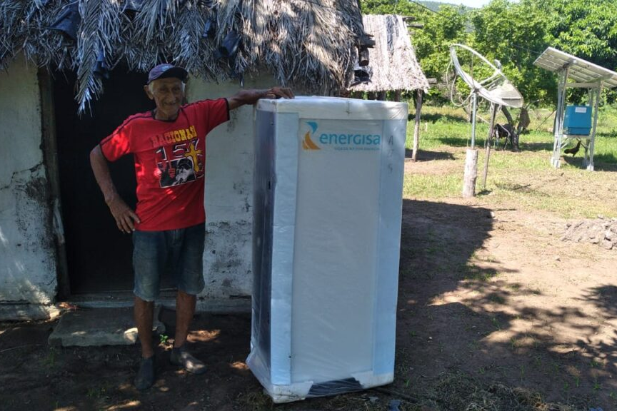 morador ribeirinho com geladeira