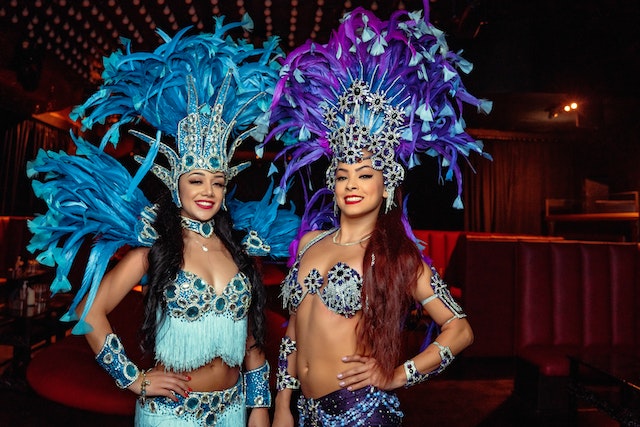 Fort Atacadista faz esquenta de carnaval com passistas e descontos exclusivos.