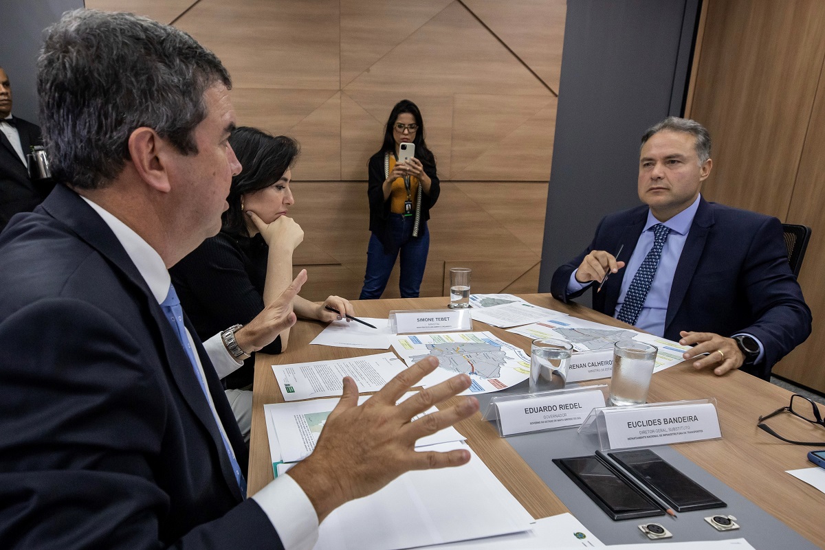 Governador Eduardo Riedel encontra o ministro dos Transportes, Renan Filho