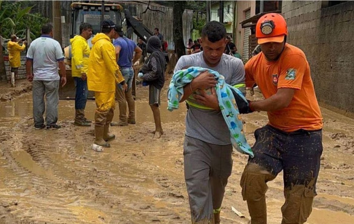 Equipe de resgate ajuda a retirar moradores de áreas atingidas pelas chuvas em São Sebastião, no litoral norte de São Paulo.