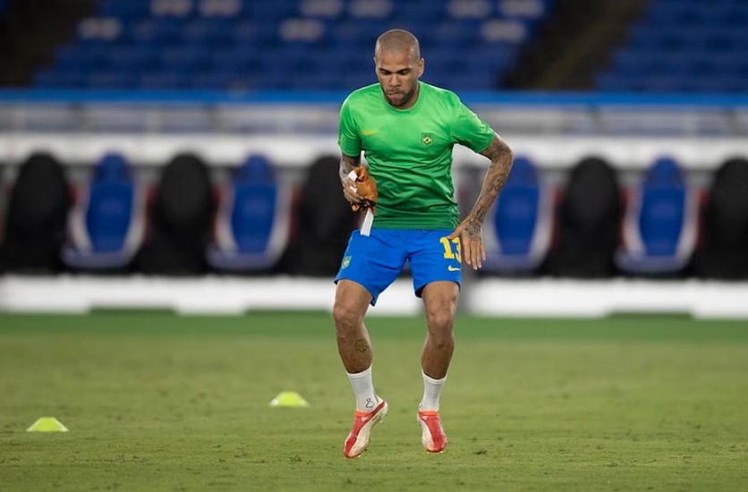 Daniel Alves está preso preventivamente por suposta agressão sexual contra mulher em boate de Barcelona. 