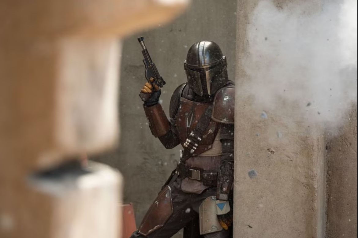 Pedro Pascal em cena de 'The Mandalorian'. Série derivada do universo 'Star Wars' é produção exclusiva do Disney +.