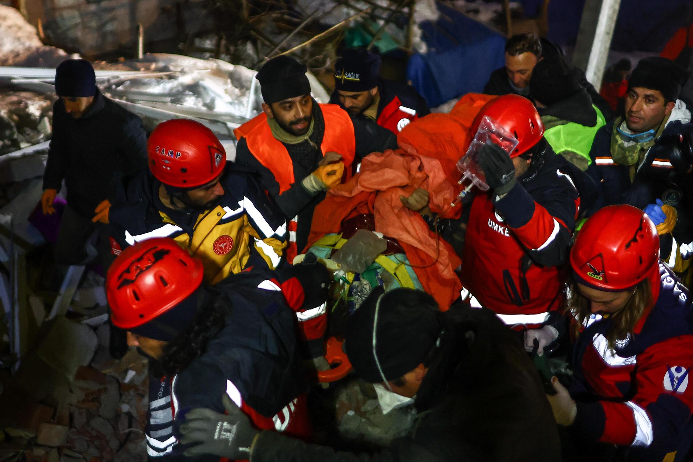 Resgate de vítima do terremoto da Turquia em Kahramanmaras: passagem do tempo dificulta trabalhos.