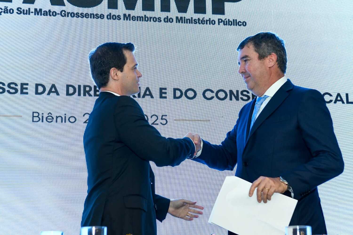Riedel cumprimenta  Fabrício Secafen Mingati  