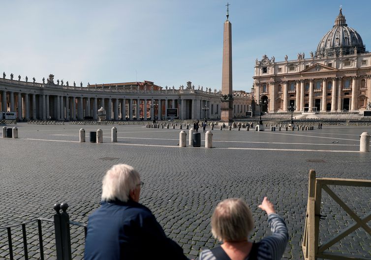 A pandemia de covid-19, decretada há 3 anos, deixou capitais do mundo inteiro completamente vazias. Na foto, a Praça São Pedro, em Roma - GUGLIELMO MANGIAPANE