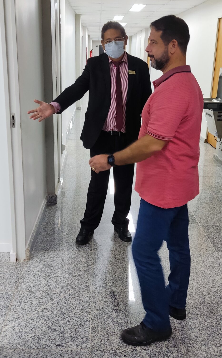 Jair optou por continuar de máscara