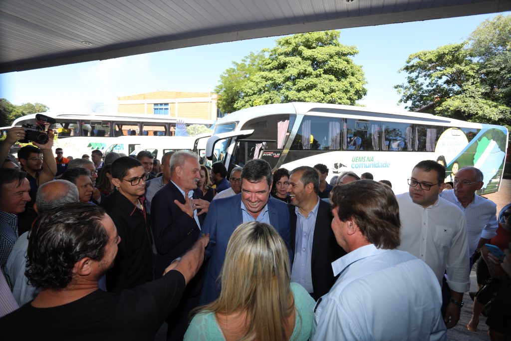 Governador chega para solenidade em ônibus da UEMS, ao lado de outros autoridades