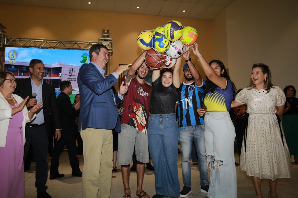 Governador ao lado de acadêmicos.