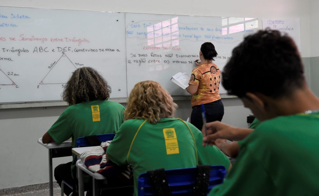 Aula na Escola Estadual Neyder Suelly