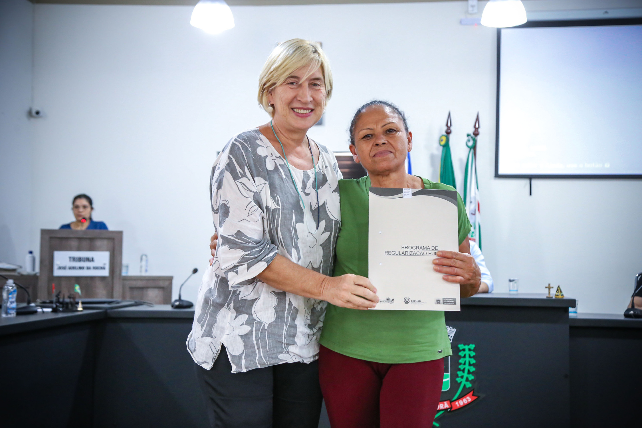 Diretora da Agehab, Maria do Carmo Avesani durante entrega de títulos em Batayporã
