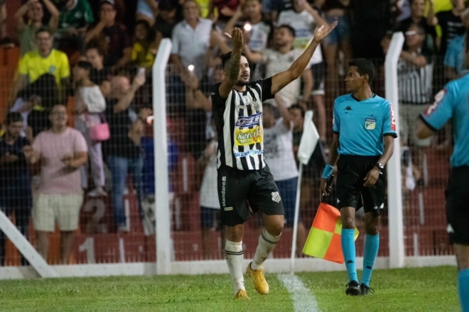 Johnny comemora o gol que valeu classificação na Copa do Brasil ao Galo