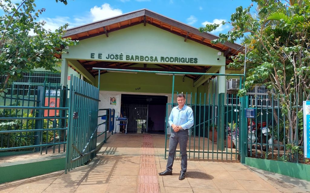 Diretor Edvaldo Lourenço na Escola José Barbosa Rodrigues (Foto: Divulgação)
