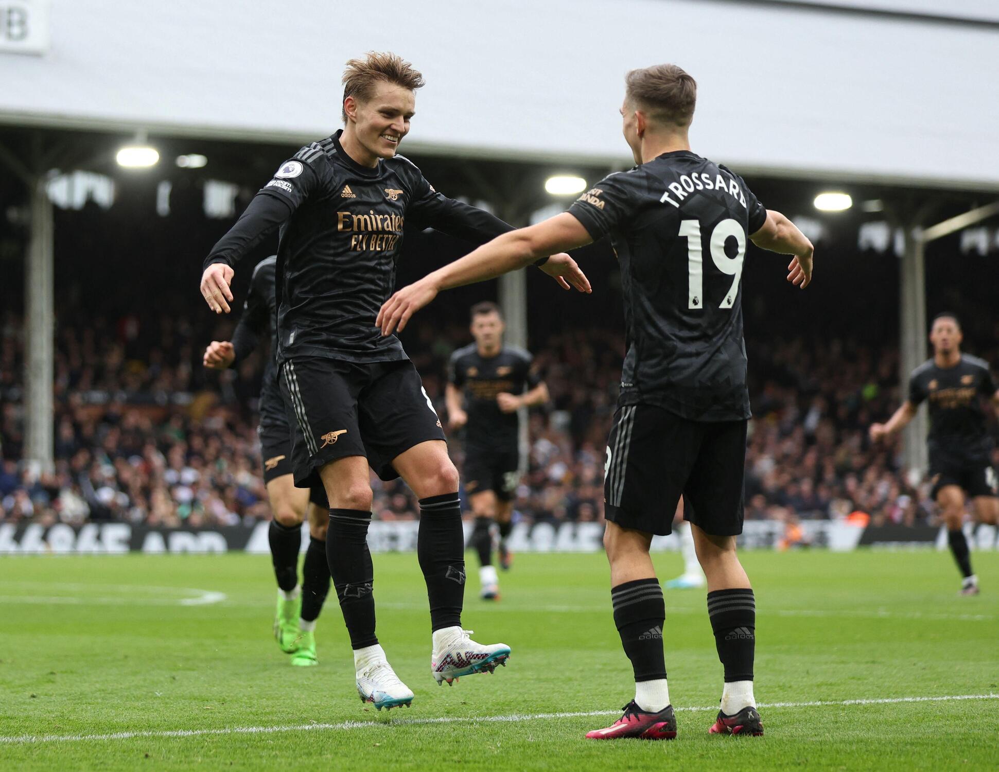 Com três assistências, o belga Leandro Trossard foi o grande nome do jogo no estádio Craven Cottage.  