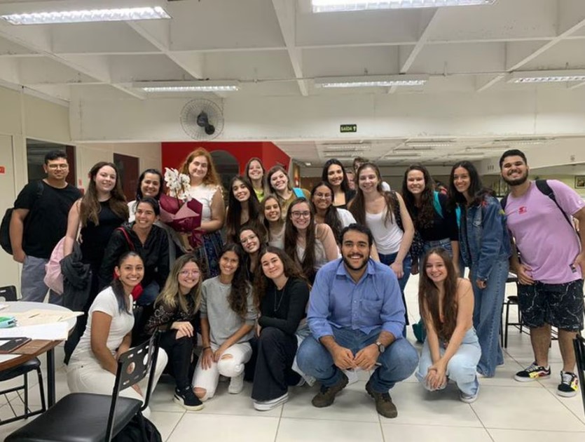 Alunos do quarto ano de Biomedicina se solidarizam com a caloura Patrícia, vítima de etarismo. 