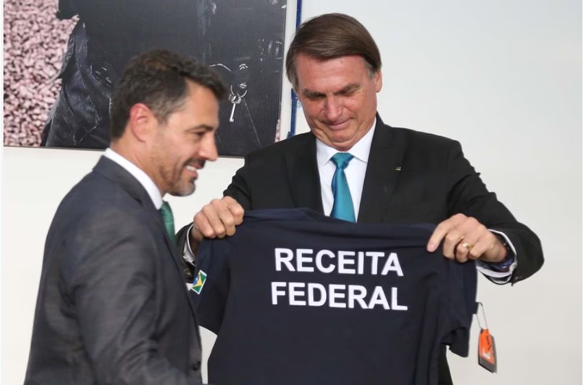 O ex-secretário da Receita Federal Julio Cesar Vieira Gomes, em cerimônia com o ex-presidente Jair Bolsonaro 