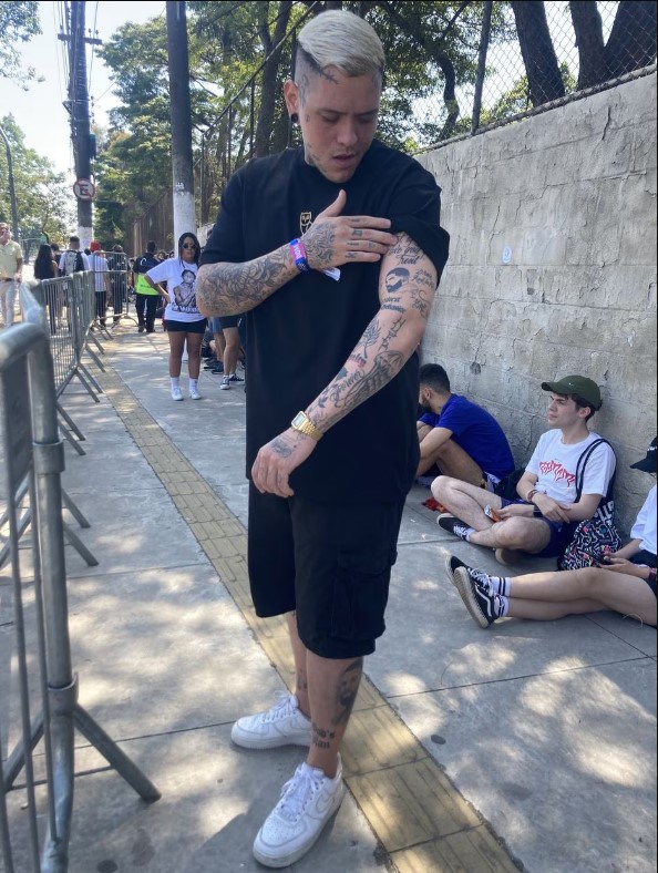 O tatuador Felipe França, de 27 anos, que tem tatuagens com citações de músicas do rapper e até o rosto do ídolo espalhadas pelo corpo 