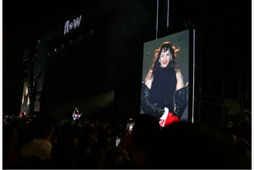 A cantora espanhola Rosalía se apresenta no festival musical Asunciónico, na capital do Paraguai 