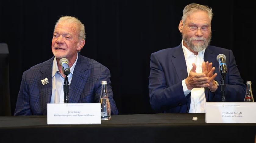 Jim Irsay, CEO do Indianapolis Colts, à esquerda, fala enquanto Pritam Singh, Friends of Lolita, bate palmas durante uma coletiva de imprensa 