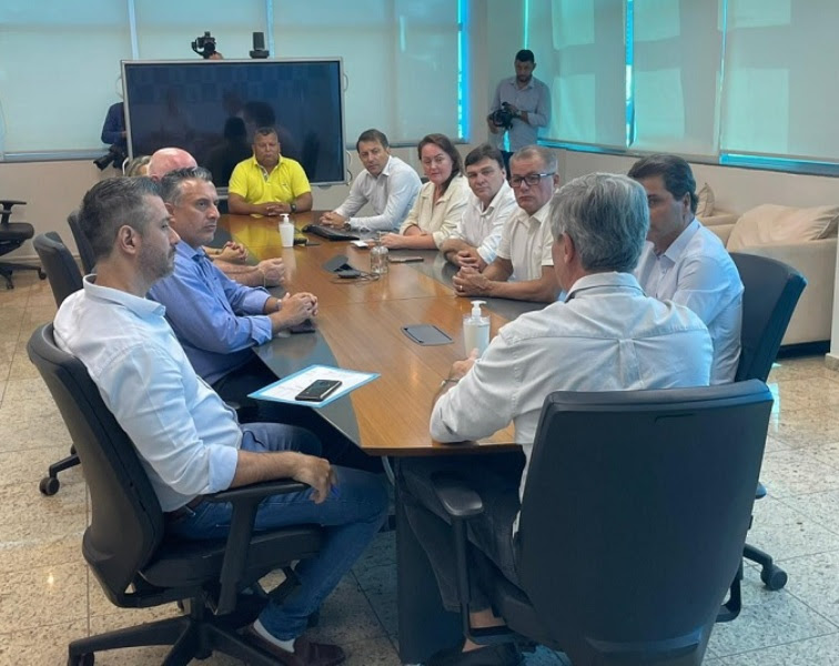Reunião entre o presidente da Sanesul, Renato Marcílio, com o prefeito e vereadores de Maracaju