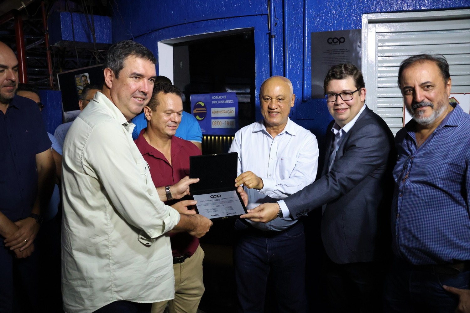 O governador Eduardo Riedel participou da entrega do projeto, que fez a troca de lâmpadas