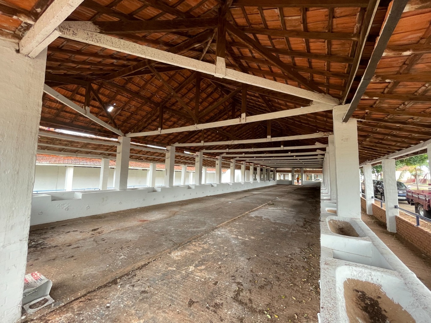 Pavilhões modernos e áreas de alimentação ampliadas para garantir conforto do público