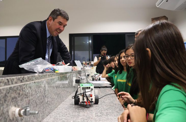 Governador visita laboratório da escola  