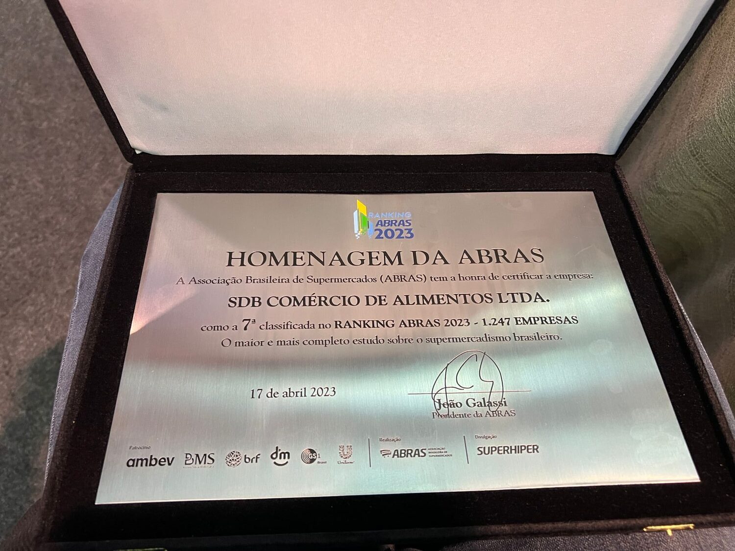 Placa entregue pela Associação Brasileira de Supermercados (ABRAS) ao Grupo Pereira