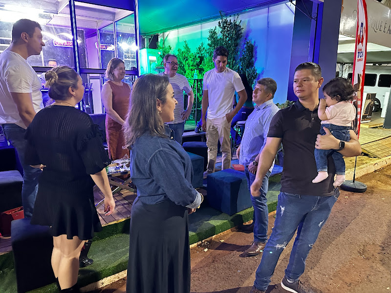 Otávio Trad, vereador de Campo Grande, visita o estande do Grupo Feitosa de Comunicação na Expogrande, acompanhado de sua filha Rafaela Trad e conversando com a prefeita Adriana Lopes, em um momento de diálogo e cooperação em prol do desenvolvimento da ci
