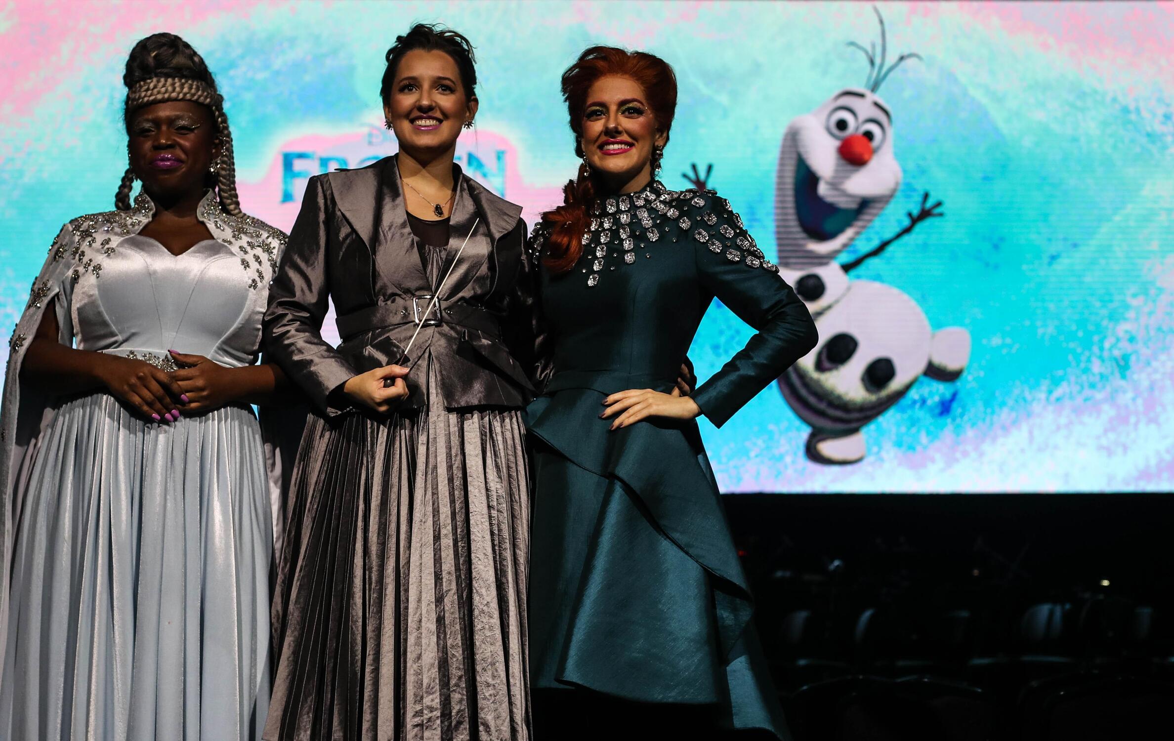 Frozen in Concert: a maestrina Natalia Larangeira, ao centro, entre as atrizes Letícia Soares e Giulia Nadruz  