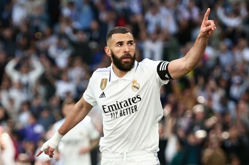 O francês Karim Benzema celebra seu terceiro gol na partida contra o Valladolid.  