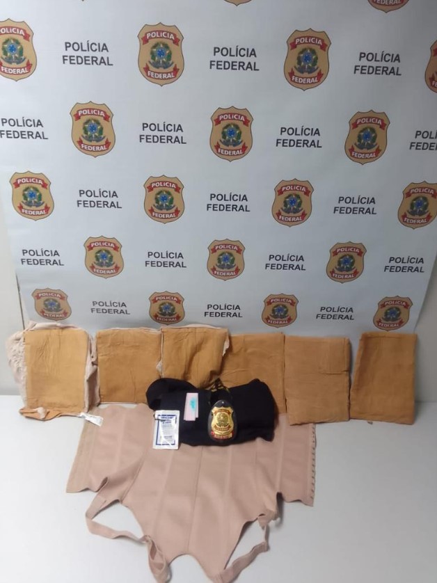 A passageira de 18 anos levava as drogas escondidas no corpo.