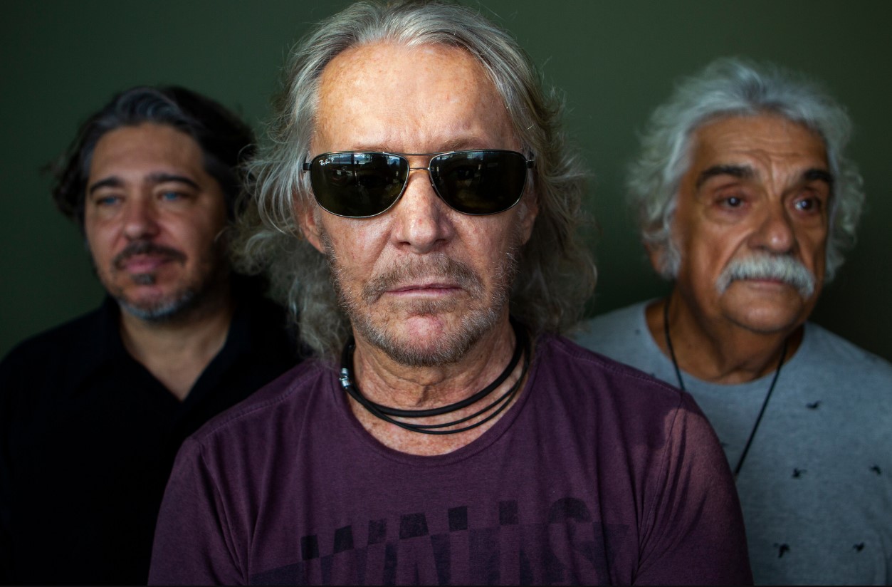 Ivan Conti (à direita) acompanhado pelos músicos Kiko Continentino (à esquerda) e Marcos Valle (ao centro). Mamão tocou no disco Previsão do Tempo, de Valle. 
