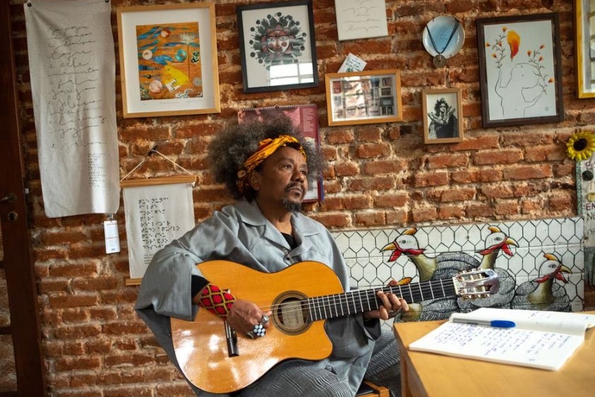 O músico Chico César em sua casa em foto tirada em 2022. Ele lidera a lista de indicações. 