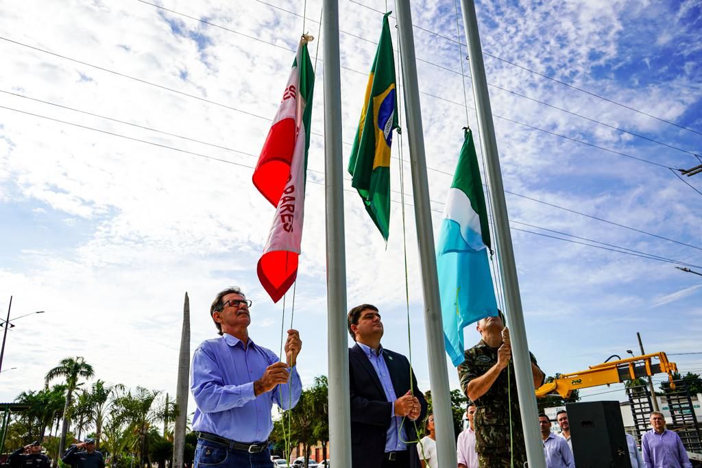 Presidente da Câmara vereador Silas Ferreira, Prefeito Valdir Junior e coronel do exército André Mendes Ferreira de Paula.