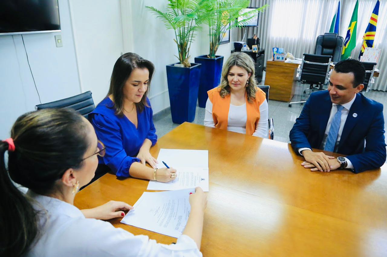 Prefeita Adriane Lopes assina sansão a Lei Municipal nº 7.026