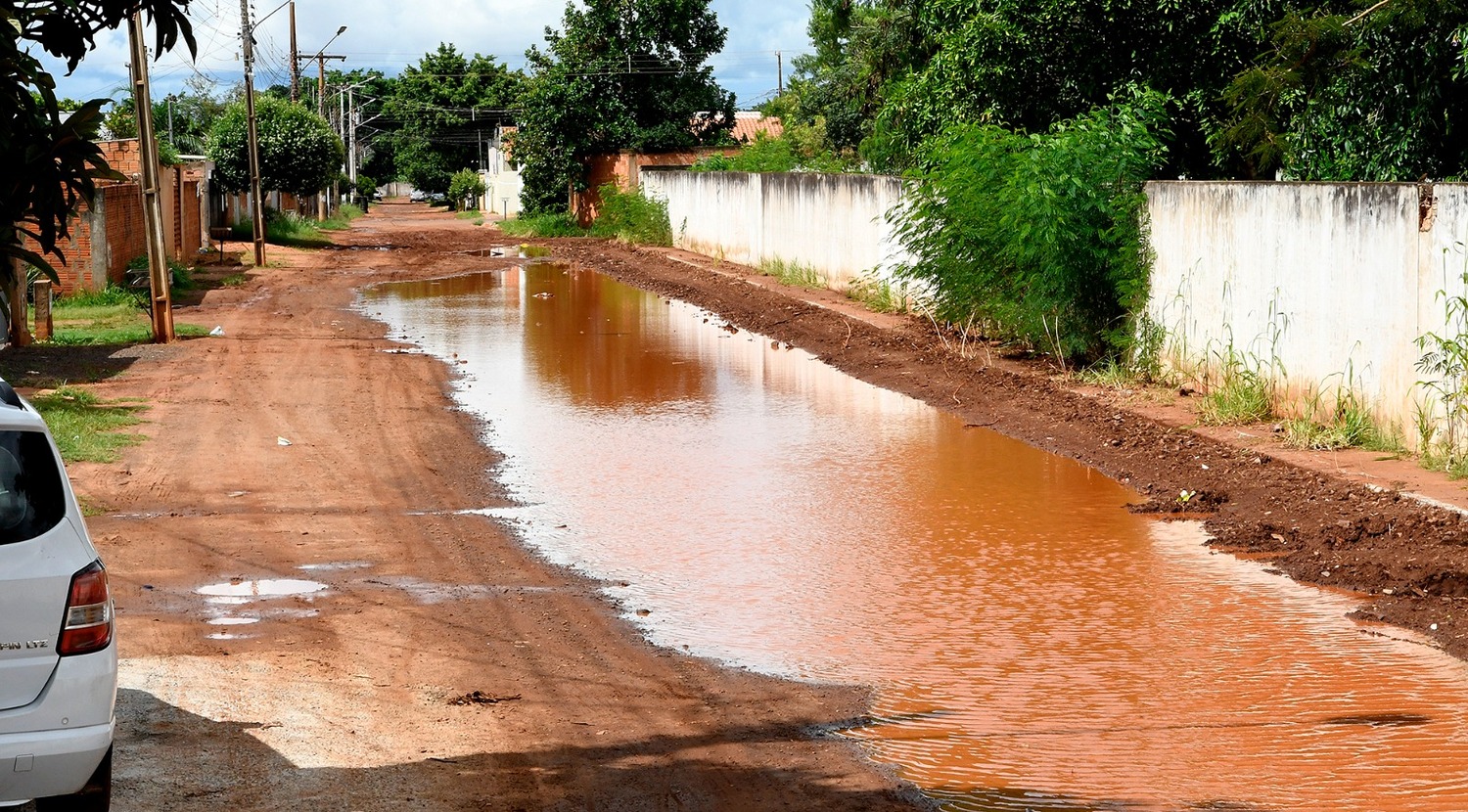 Rua Antônio Pires de Oliveira, uma das vias que receberá asfalto (Foto: Bruno Rezende)