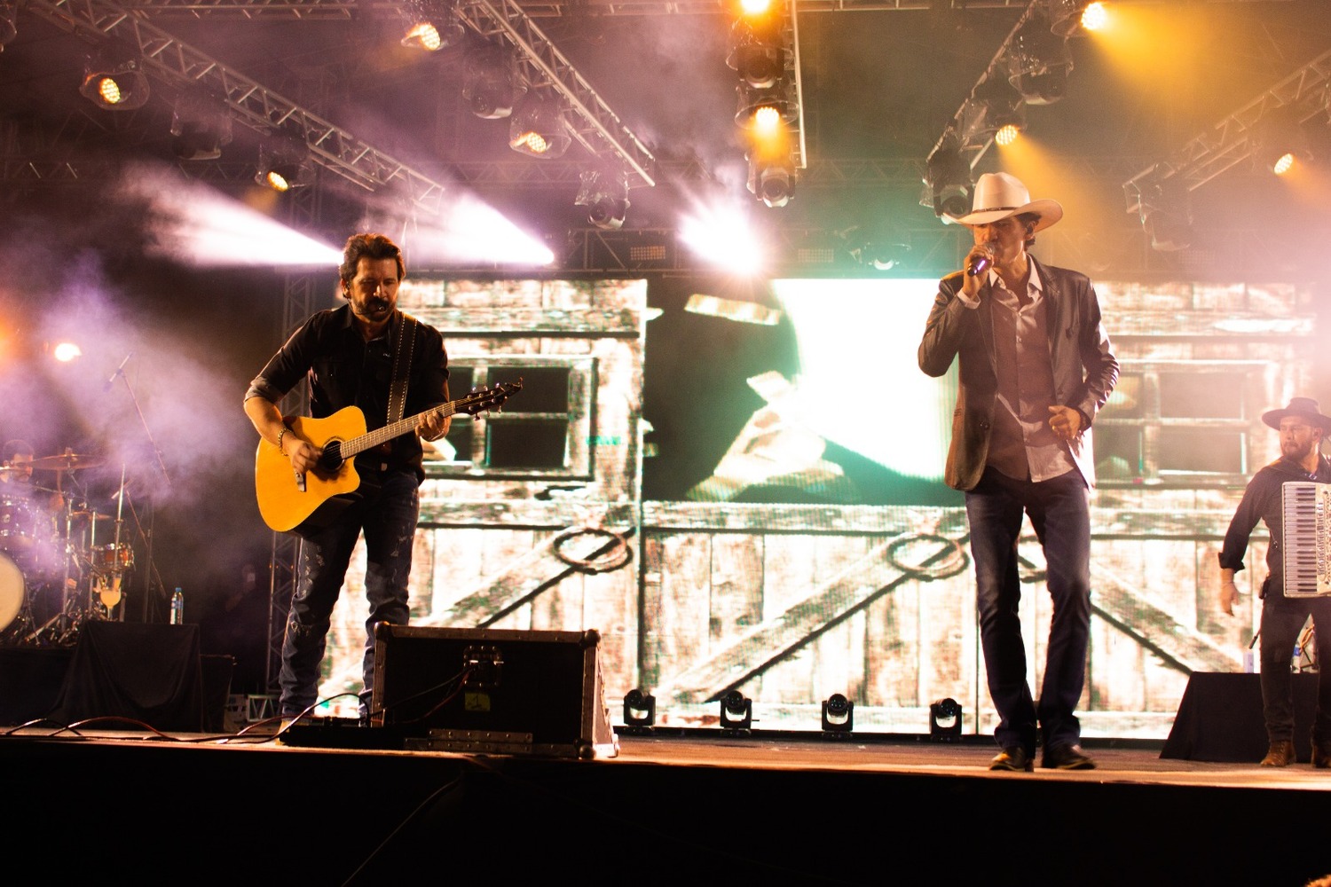 Jads e Jadson realiza show no encerramento da Expogrande