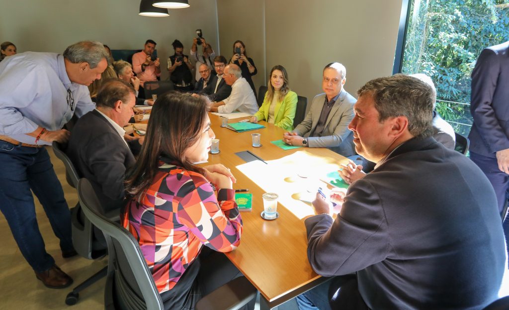 Governador e Ministra do Planejamento em reunião.