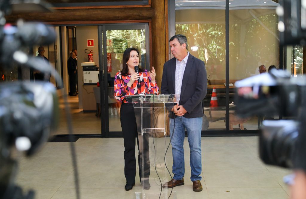 Após reunião, Riedel e a ministra Simone concederam entrevista coletiva.