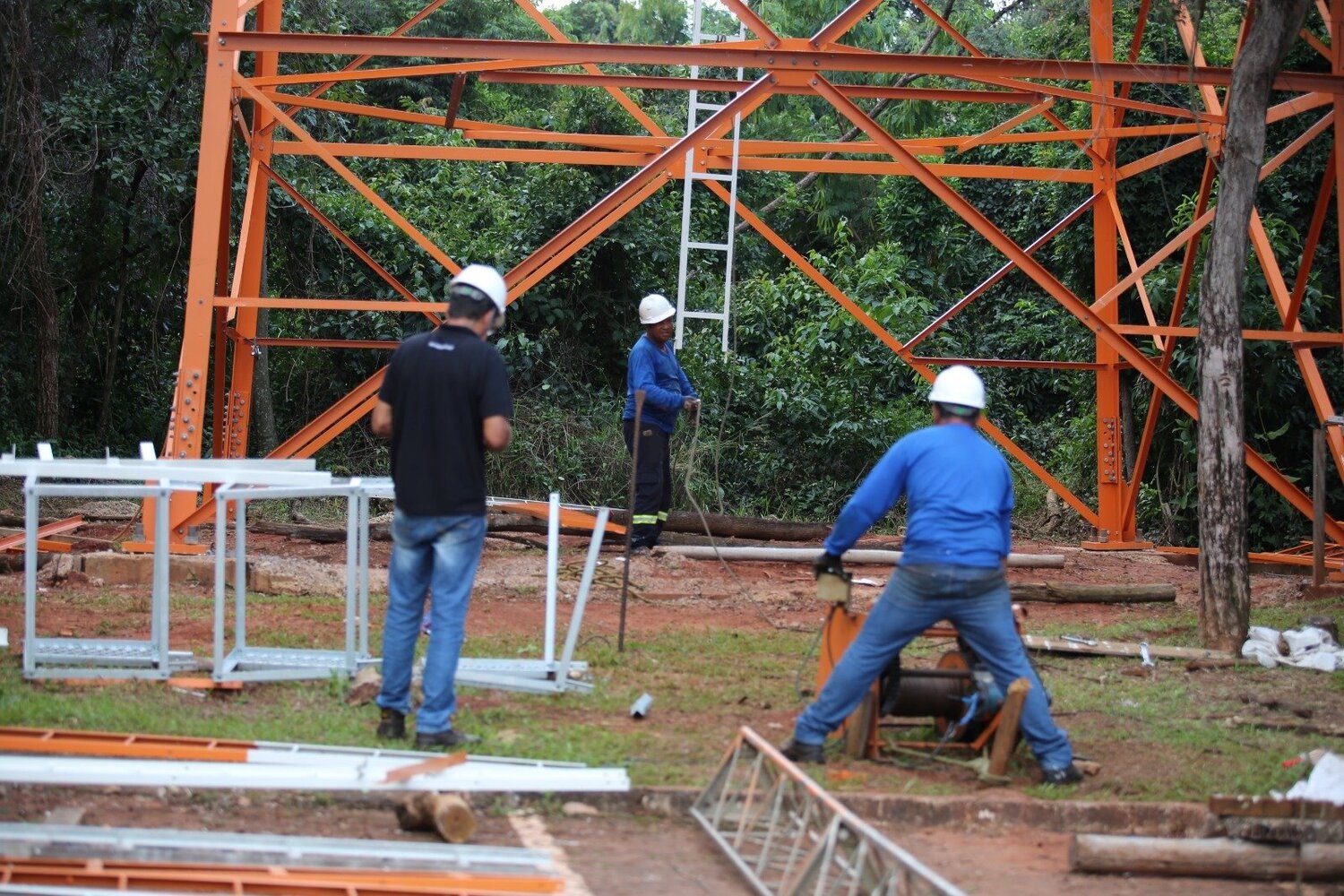 Trabalho de montagem da torre e demais equipamentos
