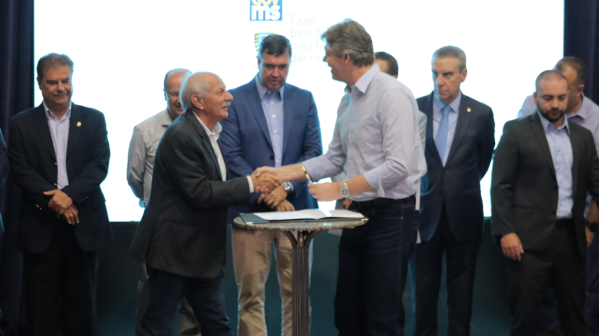 O 1º vice-presidente regional da Fiems, Luiz Cláudio Sabedotti Fornari cumprimenta o secretario da Semadesc Jaime Veruck