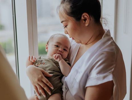 Debora Watanabe e o filho Gabriel, nascido em 2022. - Foto: Arquivo Pessoal