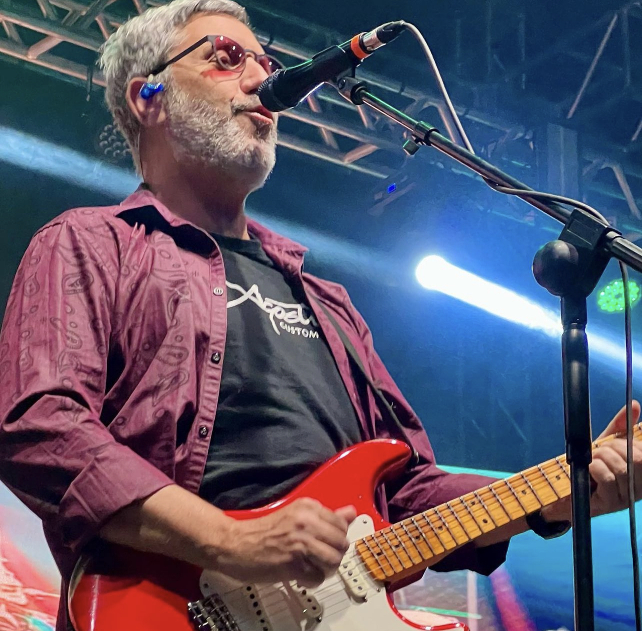A imagem que captura a energia contagiante de Marco Caviglia no palco