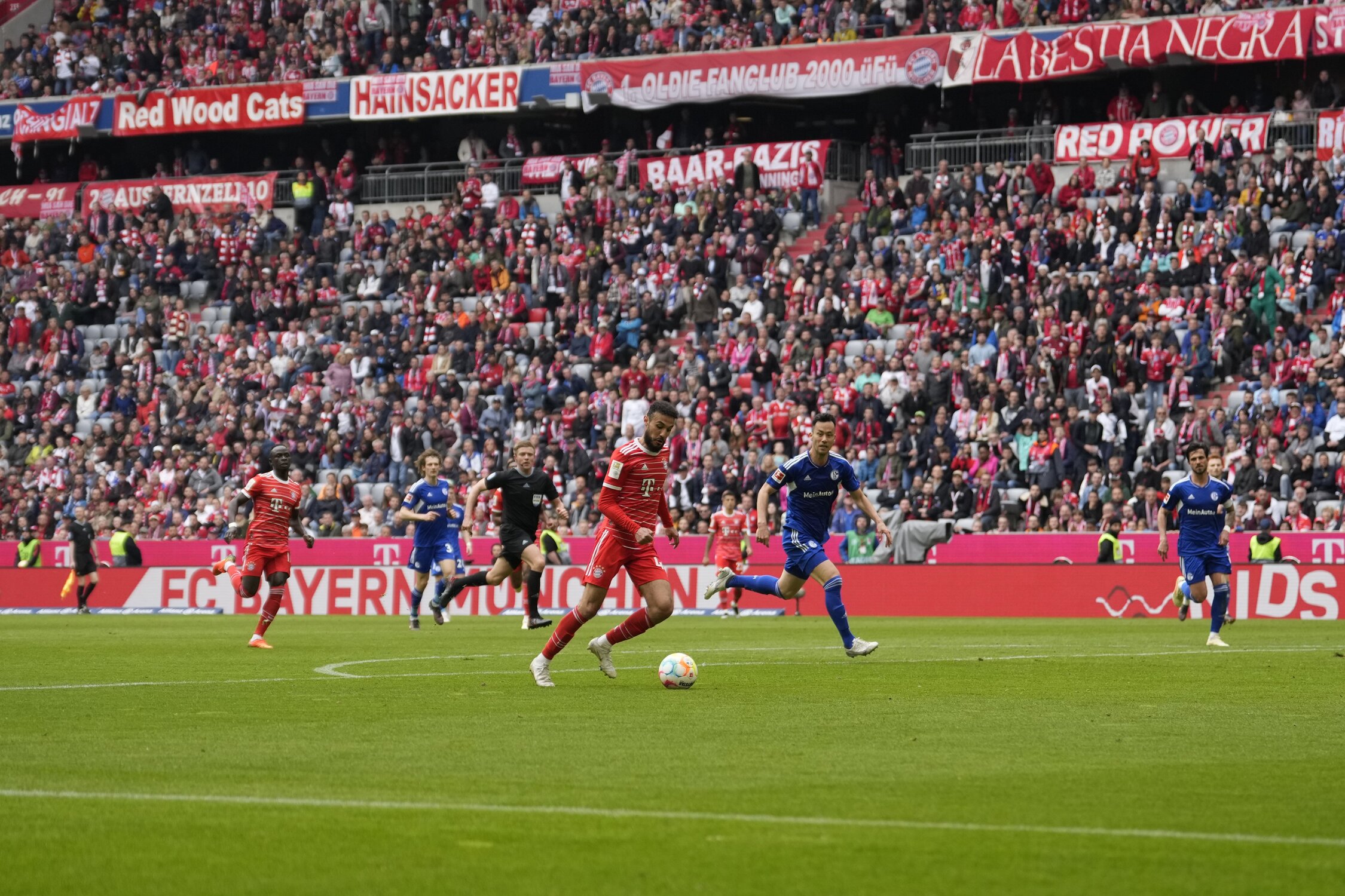 Bayern faz 6 a 0 no Schalke 