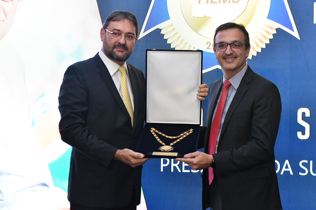 O diretor executivo de bens de consumo e de relações corporativas da Suzano, Luís Renato Bueno recebeu o Gran Colar representando o presidente da Suzano, Walter Schalka