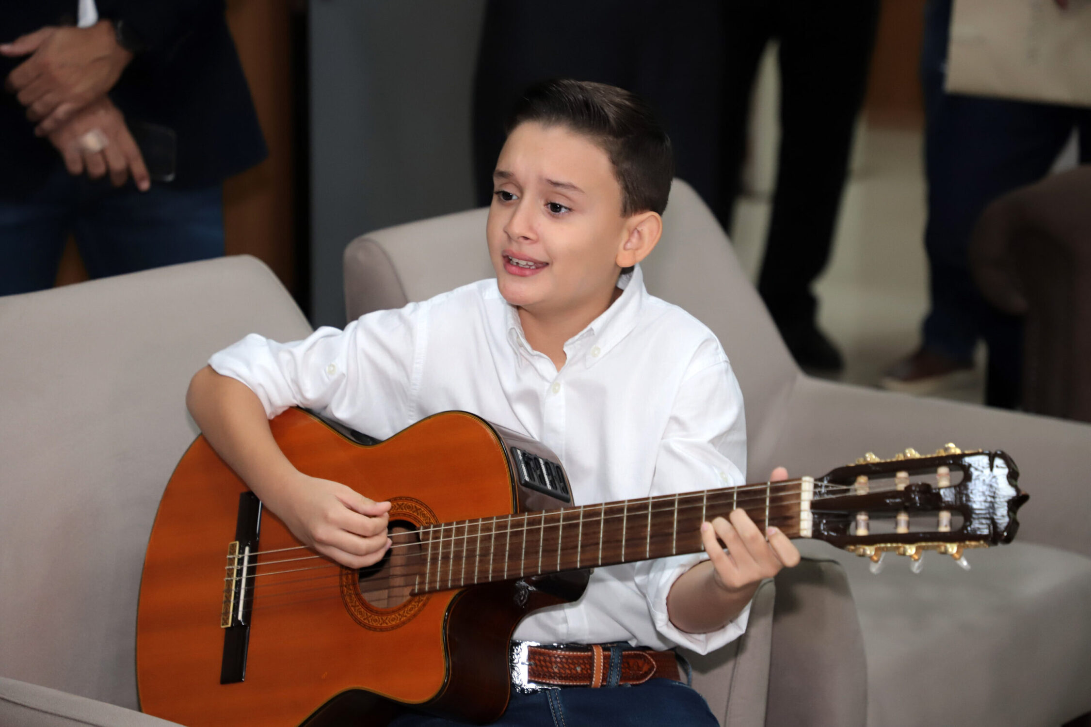 Igor Mattos, de 11 anos, recebe Moção de Congratulações por sua participação no programa de talentos