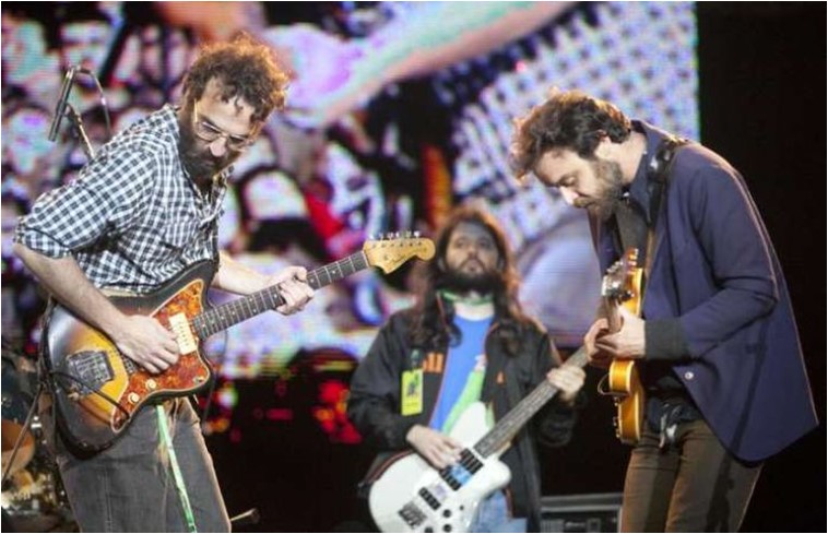 Los Hermanos durante apresentação que reuniu a banda em 2019 