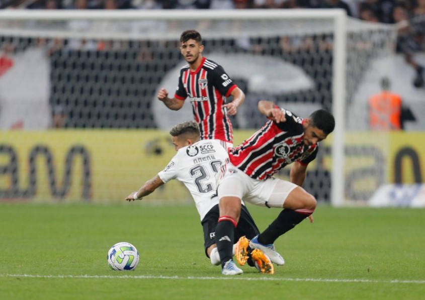 Clássico entre Corinthians e São Paulo ficou paralisado por causa do comportamento homofóbico da torcida corintiana 